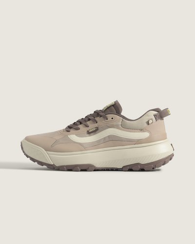 Esteja sempre pronto. Onde quer que seu estilo de vida ativo o leve, o Tênis Mte Crosspath Warm Taupe te acompanha durante o dia todo. Expandindo a inspiração na família UltraRange da Vans, o modelo oferece a combinação perfeita de estilo e funcionalidade - ideal para aventuras urbanas e ao ar livre. Extremamente versátil e repleto de conforto, o tênis de cano baixo é resistente à água, combina uma construção leve e sustentável, com amortecimento máximo e tração aprimorada para qualquer terreno, das trilhas às ruas.