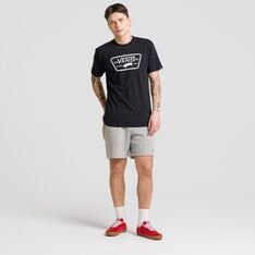 Conforto e estilo são aliados que carregam a essência Vans em todas as peças clássicas. A Bermuda Core Basic Cement Heather é confeccionada em algodão e poliéster, proporcionando maior conforto durante o uso. Na cor cinza, a bermuda de moletom possui silhueta relaxed - vestindo mais solta no corpo. Com bolsos estilo faca, traz elástico no cós e cordão para ajuste frontal na cintura. Com aplicação de patch bordado com assinatura Vans em “Drop V” na perna direita e etiqueta tecida Vans na parte superior do bolso traseiro. Uma peça tradicional Vans que agrega o estilo “Off The Wall”, compondo um visual totalmente despojado. Para curtir e descansar.