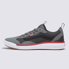 Máximo conforto e aliado de todas as rotinas. Esteja sempre pronto para o inesperado com o Tênis UltraRange Exo Mineral Gray Multi. Com um solado co-moldado construído em padrão tratorado em waffle - exclusividade Vans - ele maximiza a cobertura, aderência e durabilidade da borracha. A nova entressola UltraCush™ Lite traz conforto e leveza para o calce. O modelo de cano baixo possui cabedal com inspiração na silhueta do icônico Old Skool - em camurça, tecido e sintético em tons de cinza, preto e vermelho - totalmente respirável, com biqueira e antepé de borracha renovado, deixando o calce no ajuste ideal. O Exo Skeleton fornece apoio integrado nos dedos e na parede lateral medial, com uma trava de calcanhar para um ajuste seguro. No calcanhar e lingueta, traz puxadores, facilitando o calce. O logo “Vans Off The Wall” é aplicado na heeltab do calcanhar. Já a original Flag vem na lateral do tênis, enquanto a assinatura “Vans Ultrarange” é aplicada na lingueta. Conforto e estilo dentro e fora das pistas.