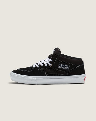 Vans Skate Classics: Ultra resistência no interior do tênis para a sua melhor performance no skate. Redesenhada para o skate moderno, a coleção Vans Skate Classics oferece mais do que os skatistas precisam para permitir evolução máxima. Com cabedal clássico de camurça e lona, o Tênis Skate Half Cab Black White possui a silhueta icônica que você deseja, trazendo todos os benefícios de desempenho que os skatistas exigem.
