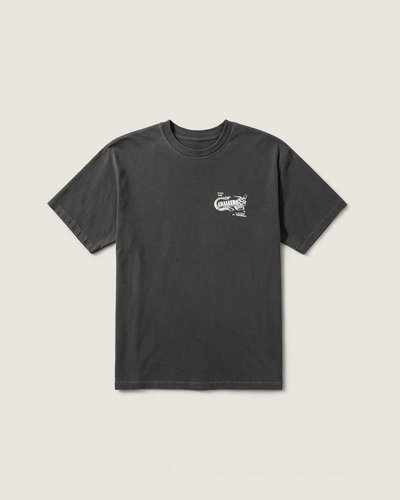 Camiseta Manga Curta Caballero Black apresenta corte clássico em malha, com gola careca e estampa frontal que marca identidade autoral. Confeccionada em tecido de algodão com toque macio, oferece caimento confortável e sensação leve durante o uso. Detalhes de acabamento reforçam a construção e permitem expressão descontraída, alinhando conforto e um visual autêntico com referência ao legado e atitude Vans