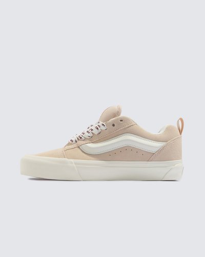 Com inspiração no estilo “volumoso” típico dos anos 90, o Knu Skool é a interpretação contemporânea do estilo clássico de uma década que representa o cenário do skate. Caracterizado por sua lingueta volumosa e Sidestripe Vans moldada em 3D, o Tênis Knu Skool Floral Laces Sun Kiss traz o acabamento marcado por cadarços oversized e robustos. Apresenta heeltab do skate tradicional com inscrição Vans em “Drop V” e “Off The Wall” aplicada no calcanhar, com etiqueta tecida “Vans Off The Wall” aplicada na lingueta. Com perfil marcante e detalhes em estilo dramático dos anos 90, esse tênis lendário brinca com o original Old Skool, reverenciando um ícone do passado com as tendências do presente.