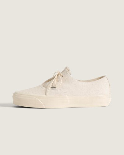 Nascido em Anaheim, Califórnia, em 1966, o Authentic é o estilo tradicional original da Vans e incorpora a atitude Off The Wall. O Tênis Authentic Lx Hairy Suede Sand apresenta cabedal em couro com toque texturizado, cano baixo e bico redondo. Sola vulcanizada de borracha e fechamento por cadarço garantem aderência e ajuste seguro. Etiqueta lateral Vans e selo no calcanhar confirmam a identidade clássica, oferecendo conforto, suporte e flexibilidade.