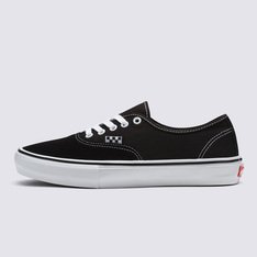 Skate Classics: Ultra resistência no interior para a prática do skate. Completamente redesenhada para o skate moderno, a coleção Skate Classics oferece mais do que os skatistas precisam para permitir evolução máxima. O cabedal de lona clássico do Tênis Skate Authentic Black White oferece a aparência icônica que você deseja, trazendo todos os benefícios de desempenho que os skatistas exigem. Das subcamadas reposicionadas Duracap™ e palmilhas Popcush™ ao composto de borracha SickStick™, este tênis de skate tem cano baixo e foi desenvolvido para suportar o impacto diário da prática de skate e manter você confortável entre as sessões. O modelo traz a nova etiqueta tecida Vans em checkerboard na lateral.