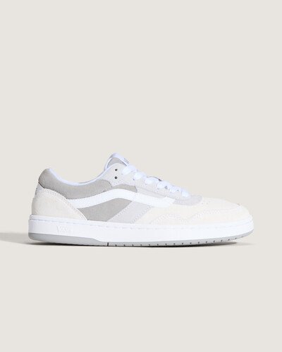 Apresentamos o Cruze 3.0, o calçado ideal para o dia a dia com a exclusiva Sidestripe™. O Tênis Cruze Too Graadient Gradient Light Gray de cano baixo apresenta construção tradicional e biqueira perfurada para maior respirabilidade. Além disso, oferece conforto o dia todo e contornos clássicos realçados pela costura visível tom sobre tom. Com uma combinação que mistura tradição com o estilo urbano contemporâneo, o modelo atualizado permanece honrando as origens e o legado dos clássicos Vans.