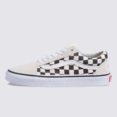 Em 1977, o tênis Old Skool, originalmente nomeado de Vans #36 foi lançado sendo o primeiro a conter a icônica sidestripe na lateral. O que começou como um rabisco de Paul Van Doren, originalmente chamado de “Jazz Stripe”, se tornou um dos ícones da marca Vans. O Tênis Old Skool White Black é um tênis de cano baixo com cadarço que possui cabedal de lona têxtil e camurça resistente branco com estampa em checkerboard nas cores preto e branco, sidestripe em couro branco e viras laterais borracha na cor branca com biqueiras reforçadas para suportar o desgaste por repetição, cano acolchoado para dar suporte e flexibilidade e a clássica sola de borracha waffle vulcanizada exclusiva Vans.