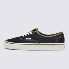 Nascido em 1966 em Anaheim, na Califórnia, o Authentic une o estilo do tênis de cano baixo original ao cabedal icônico de lona resistente. Conhecido originalmente como Vans #44 Deck Shoes, o Authentic se tornou um ícone cult imediato e incorpora a atitude “Off The Wall” desde então. Construído com um perfil simples com fechamento em cadarços, o Tênis Authentic Binding Phantom é um clássico que mantém viva a vibe old skool. Com cabedal em lona resistente na cor cinza, o modelo apresenta ilhós de metal, detalhes contrastantes e a original sola Waffle vulcanizada de borracha, exclusiva Vans.