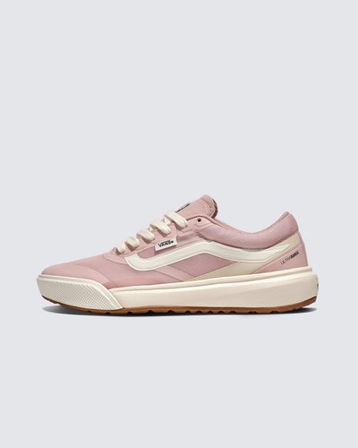 Aventura pronta. Em qualquer lugar, a qualquer hora

A vida raramente corre como planejado, mas o MTE UltraRange 2.0 RW mantém você em movimento em cada reviravolta. Sua parte superior respirável, reforçada com sobreposições Rapidweld sem costura, atinge o equilíbrio perfeito entre durabilidade e um ajuste leve e adaptável. As entressolas UltraCush Lite suavizam cada passo para combater a fadiga em dias longos, enquanto as solas waffle reversas proporcionam tração que aumenta a confiança em terrenos imprevisíveis. Construído para oferecer estabilidade e conforto quando a viagem o tira do rumo, este é o sapato que prospera onde outros vacilam.