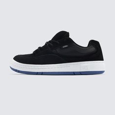Uma silhueta obscura dos anos 90 ganha vida nova. O Tênis Speed Pop Sole Black Blue é um modelo de arquivo obscuro da linha de skate feminino do outono de 1998, ressuscitado para hoje. Feito com partes superiores em camurça e malha que imita o design original, esta versão reinventada do Speed apresenta cores clássicas que utilizam painéis rápidos para um visual em camadas. A sola modernizada de meados dos anos 90 e a marca na língua moldada elevam ainda mais esse estilo retrô.