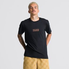 Fundada na Califórnia em 1966, a Vans está envolvida com a cultura de rua, artes, música e ligada ao skate e à evolução do esporte, sem perder a essência. Dos clássicos aos modernos, a Vans possui uma enorme variedade de modelos de tênis, roupas e acessórios, sempre mantendo o estilo "Off The Wall". A Camiseta Classic Easy Box Ss Compl. Ultra Neo Vr3 Black de manga curta possui estampa com assinatura Vans em "Easy Box", centralizada na altura do peito. O modelo confeccionado em tecido 100% algodão, possui gola careca em ribana traz aplicação de etiqueta tecida Vans na manga. De caimento clássico.
Características do produto:
• Camiseta confeccionada em tecido 100% algodão;
• Camiseta de manga curta com gola redonda;
• Estampa com assinatura Vans em “Easy Box” em silk à base d’água;
• Caimento clássico.