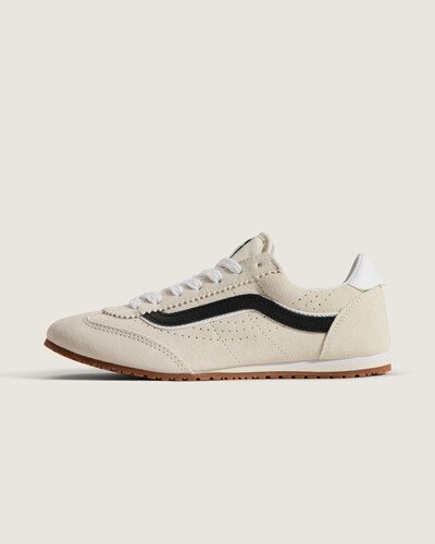 <p>Um clássico discreto com um toque moderno, o&nbsp;tênis Vans&nbsp;Super Lowpro reimagina a herança da marca com inspiração no icônico Serio Competition – Style 84. Projetado para oferecer conforto, ajuste e versatilidade, ele é ideal para&nbsp;homens e mulheres&nbsp;que buscam um estilo autêntico, equilibrando funcionalidade do dia a dia e detalhes marcantes.</p>
<p>Perfeito para uso o ano todo, o&nbsp;tênis Vans masculino e feminino&nbsp;Super Lowpro une história e inovação em um design versátil, garantindo um visual despojado para todos os estilos. Seja para&nbsp;eles ou elas, esse é o tênis que combina tradição e modernidade.</p>