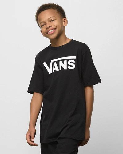 Fundada na Califórnia em 1966, a Vans está envolvida com a cultura de rua, artes, música e ligada ao skate e à evolução do esporte, sem perder a essência. Dos clássicos aos modernos, a Vans possui uma enorme variedade de modelos de tênis, roupas e acessórios, sempre mantendo o estilo "Off The Wall". A Camiseta Vans Classic Infantil Black White de manga curta, possui o logo Vans em "Drop V" estampado na altura do peito. Na cor preta, o modelo infantil traz etiqueta Vans aplicada na manga, gola canelada, costura reforçada nos ombros e é feita de 100% algodão. Tipo de caimento: custom.