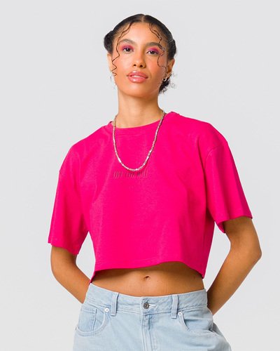 Sua personalidade em destaque, independente da ocasião. Para combinar com todos os seus clássicos, a Camiseta Ss Cherries Jubilee carrega atitude e traz o toque de criatividade que você procura para agregar ao seu estilo. Casual, confortável e com o estilo clássico da Vans, a camiseta de manga curta, apresenta modelagem cropped - de silhueta mais curta - seu caimento é largo e desestruturado, estilo “boyfriend”. É confeccionada em tecido de algodão, com estampa frontal, trazendo assinatura “Off The Wall Collective” - referências do clássico e tradicional Vans. Autenticidade em todas as suas composições.