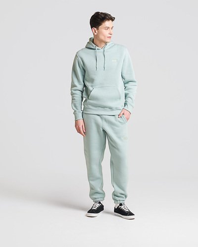 Conforto e estilo para todos os momentos. A Calça Core Basic Relaxed Gray Mist é confeccionada em algodão e poliéster. O modelo clássico Vans de cintura média apresenta cós elástico com ajuste em cordão. Traz bolsos frontais estilo faca e aplicação de patch bordado com assinatura Vans em “Drop V” na altura da coxa esquerda. Com bolso traseiro, o modelo possui comprimento mais longo, com shape solto, caimento reto e acabamento canelado. Para curtir e relaxar no estilo “Off The Wall”.