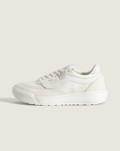 A família UltraRange nasceu como resposta da Vans à necessidade de um tênis versátil para longas jornadas. O modelo Tênis Ultrarange Se 2.0 Marshmallow combina acabamento em couro com sobreposições em camurça e construção cold cement, entregando conforto e leveza. Sola de borracha com padrão de tração amplia a aderência, enquanto o bico redondo, a sidestripe discreta e o acolchoamento no tornozelo oferecem suporte e flexibilidade.