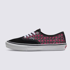 Os Skate Classics: Construídos para serem extremamente resistentes para o skateboarding

Completamente redesenhado para o skateboarding moderno, a coleção Skate Classics oferece mais do que os skatistas precisam para alcançar a máxima progressão. Feito com cabedais clássicos de camurça e lona vulcanizada, o Skate Authentic proporciona o visual icônico desejado enquanto entrega todos os benefícios de desempenho que os skatistas exigem.