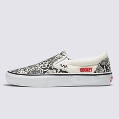 Em 1977, o tênis Slip-On, nomeado originalmente como Vans #98 é apresentado e com a ajuda de skatistas e atletas de BMX, virou uma febre no sul da Califórnia. Anos depois, ganhou atenção e apelo internacional quando apareceu nos pés de Jeff Spiccoli, personagem interpretado por Sean Penn no filme Fast Times at Ridgemont High, de 1982, tornando-se um dos maiores ícones da Vans. O Tênis Skate Slip-On Hockey Skateboards Snake Skin possui perfil baixo, cabedal de lona têxtil resistente estampado em textura animal print de cobra, cano acolchoado, elástico nas laterais, viras laterais de borracha na cor branca com biqueiras reforçadas para suportar o desgaste por repetição e a original sola de borracha waffle exclusiva Vans. Traz aplicação de patch bordado com assinatura em vermelho com inscrição “Hockey” nas laterais com costura pesponto contrastante no contorno do cabedal e aplicação de etiqueta tecida em checkerboard.