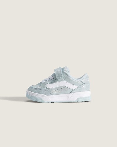 O Tênis Hylane Holographic Dawn Mist Infantil reforça o legado VANS em calçados com construção em couro e montagem cold cement. Modelo de cano baixo com bico redondo, combina tira de velcro com cadarço para ajuste prático. Sola de borracha e palmilha forrada oferecem aderência e conforto durante o uso, enquanto acabamento holográfico adiciona presença discreta. Design pensado para conforto, suporte e flexibilidade.