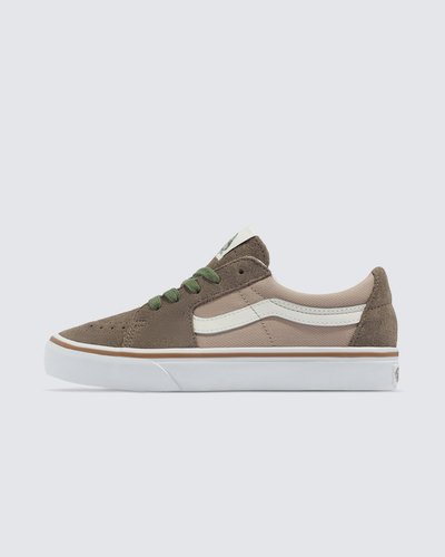 O Sk8-Low, uma versão do lendário tênis de cano alto da Vans, é produzido com uma variedade de cores clássicas, trazendo a estética Sk8-Hi® em um tênis de cano baixo. Com cabedal durável de lona e camurça resistentes, o Tênis Sk8-Low Twill Walnut possui a contraparte mais alta. O tênis com sidestripe lendária com fecho em cadarços também inclui biqueiras reforçadas, colarinhos acolchoados de suporte e sola de borracha waffle exclusiva Vans.