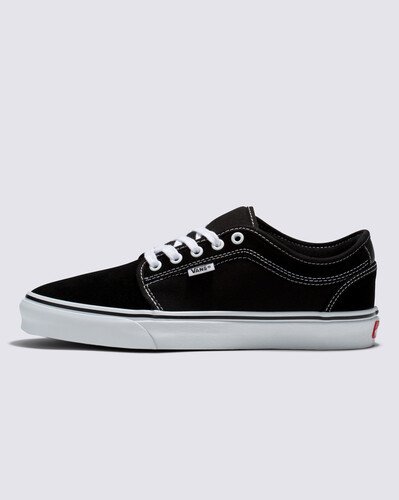 Um tênis inspirado na tradição e que carrega a essência “Off The Wall” da Vans, pronto para o skate. O Tênis Skate Chukka Low Black White, foi projetado pela equipe de skate da Vans com inspiração nos modelos icônicos como o Authentic e o Chukka Boot, combinando os cabedais clássicos de camurça e lona com o melhor em aderência, flexibilidade e sensibilidade à prancha.
