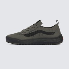Para a temporada, a equipe da Vans repensou, re-projetou e reconstruiu cada parte da estética e das tecnologias do UltraRange, para torná-lo ainda mais sustentável. A renovação do Tênis Ultrarange Vr3 Mte Bungee Cord apresenta entressola EcoCush™ moldada com espuma 50% Bio-Based, construção leve, sola de borracha EcoRubber™ de fontes renováveis e cabedal respirável em knit, projetado com 50% algodão orgânico, 34% rPET, 14% Nylon reciclado e 2% Spandex, para reduzir o desperdício na produção em comparação com o cabedal tradicional de corte e costura da Vans. O UltraRange VR3 é a manifestação de uma ideia: que não se trata de para onde vamos, mas de como chegamos lá. A equipe da Vans traçou metas ambiciosas de sustentabilidade. Grandes ou pequenos, todos os esforços se somam a mudanças positivas. Para poder estampar o logotipo VR3 Checkerboard Globe, pelo menos 30% do produto deve ser feito de materiais reciclados, renováveis e/ou regenerativos. Para saber mais sobre a Vans e sua jornada de materiais sustentáveis, acesse www.vans.com.br/sustentabilidade.