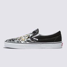 O slip-on Vans que dita tendências desde 1979. O Classic Slip-On, com sua abordagem “Zero cadarços, zero problemas”, foi apresentado ao mundo pela primeira vez em 1979. Desde então, tornou-se ícone da cultura pop, conhecido por sua versatilidade de compor tanto um visual elegante quanto descontraído, por seu conforto confiável e flexibilidade de se adaptar ao estilo de todos. Com a figura de um crânio sorridente envolto em chamas, o Tênis Slip-On Flame Skull Black True White possui uma silhueta atemporal com um toque de rebeldia.