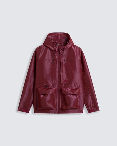 Caminhadas matinais ou corridas noturnas são aprimoradas com a Jaqueta Red Ochre. O modelo possui uma faixa refletiva, que captura a luz enquanto você se move. Feita de materiais reciclados com revestimento DWR para proteção repelente à água, esta jaqueta corta-vento com capuz e fecho frontal com zíper oferece vários bolsos para transportar seus itens essenciais e pode ser enrolada para guardar no bolso frontal quando você terminar sua jornada.