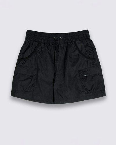 O Bermuda Mte Outbounds Windbreaker Black é confeccionado com ripstop de nylon reciclado durável,  para suportar qualquer desafio. Você terá proteção contra as intempéries graças ao revestimento repelente à água durável, com bolsos cargo para manter seus itens essenciais à mão. O cós com forro macio e o cinto de tecido integrado proporcionam um ajuste mais confortável e, ao terminar sua aventura, você pode enrolá-lo e guardá-lo no bolso traseiro.