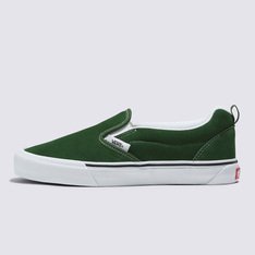 Um estilo “volumoso” típico dos anos 90 que foi inspirado no Classic Slip-On da Vans. O Knu Slip é a interpretação contemporânea de um estilo clássico dos anos 90, caracterizado por sua lingueta volumosa e colarinho contornado que trazem mais conforto e suporte. Com a combinação de perfil dramático e composição clássica para maior praticidade, o Tênis Knu Slip Green True White reproduz o original Classic Slip-On enquanto mescla um ícone do passado com as tendências do presente.