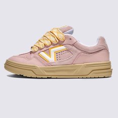 Inspirado no passado, feito para o presente. Diretamente dos anos 2000, o Upland - um tênis dos arquivos da Vans - reinventado para os dias de hoje. O novo design da sola proporciona uma postura robusta e suporte sob os pés, enquanto os materiais superiores elevados e o logotipo em “V” moldado combinam para um estilo icônico e moderno. Terminados com atacadores grandes e logotipo ousado na língua e no calcanhar, o Tênis Upland Fat Lace Banana Cream irá te transportar do passado diretamente para o seu futuro.