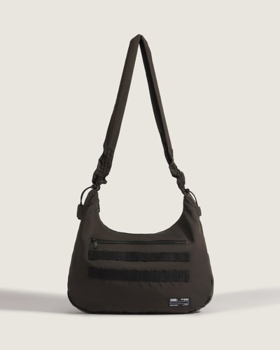 A Bolsa Offshoot Messenger Ss After Dark apresenta um design clean. O modelo foi desenvolvido para carregar seus itens de forma simples e funcional. A bolsa carteiro com zíper traz detalhes funcionais: um compartimento principal com zíper, uma manga interna e detalhe de fita adesiva conferem utilidade, enquanto as laterais com fecho ajudam a otimizar a carga. Leve e fácil de usar, seja em movimento ou entre paradas.