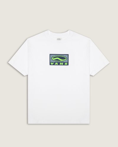 A Camiseta Manga Curta Sidestripe Sportswear Crimson Haze traz o icônico sidestripe da VANS aplicado na lateral, valorizando o grafismo tradicional da marca. Confeccionada em malha knit de algodão, oferece toque macio e respirabilidade, com construção que privilegia conforto e liberdade de movimento. O modelo une identidade visual autêntica e acabamento pensado para garantir flexibilidade e conforto descontraído.