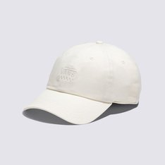 Um acessório marcante que além de te proteger carrega muita personalidade e transmite a cultura street style. Seu visual icônico carrega a identidade Vans na essência. O Boné Court Side Curved Bill Jockey Marshmallow traz segurança, estilo e conforto para qualquer rotina. Presença forte na cultura do esporte e das ruas, características da tradição Vans, o boné nude de aba curva apresenta silhueta clássica. Considerado um modelo best seller, é confeccionado em tecido 100% algodão, com seis painéis. Traz assinatura Vans em “Drop V” e estampa em checkerboard bordados na parte frontal do acessório. De tamanho único, o modelo permite fácil ajuste para regulagem. Estruturado e versátil, exalte sua personalidade “Off The Wall” por onde for com esse boné, pois ele combina com todos os seus clássicos Vans.