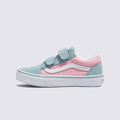 O Tênis Old Skool 2-Tone Gray Pink Infantil homenageia a icônica sidestripe Vans, substituindo os cadarços tradicionais por fechos duplos de velcro. Com cabedal construído em camurça e lona durável, este modelo de cano baixo mantém as origens do clássico Old Skool, proporcionando um ajuste fácil e seguro que mantém o conforto dos pequenos o dia todo.