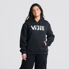 Um clássico é sempre clássico. A tradição que as peças Vans carregam na essência permitem um visual atemporal, que combina o estilo tradicional com o conforto aconchegante para os dias mais frios. O Moletom Classic V Ii Black é confeccionado em algodão e poliéster. O modelo feminino na cor preta, é fechado com bolso canguru. Com caimento estilo “boyfriend”, o moletom possui capuz com cadarço para ajuste com acabamento em cobre gola, rib nos punhos e na barra. Traz estampa frontal exclusiva em silk à base d’água em logotipo Vans “Drop V” centralizado na altura do peito.