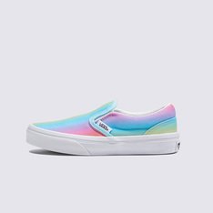 O Slip-On que define tendências desde 1979. O clássico Slip-On, com sua abordagem “Sem cadarços, sem problemas”, foi apresentado ao mundo pela primeira vez em 1979. Desde então, tornou-se um ícone da cultura pop, conhecido por seu conforto e versatilidade de se adaptar ao estilo de cada um. Apresentando uma variedade de cores vivas do arco-íris espalhadas pela parte superior em tecido, o Tênis Slip-On Rainbow Multi True White Infantil é uma silhueta atemporal que ilumina cada passo dos pequenos.