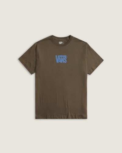 Camiseta Manga Curta Stretch Logo apresenta construção em KNIT, gola careca e logo frontal estampado sobre modelagem Classic Fit. O tecido stretch proporciona flexibilidade e caimento natural, com toque macio e resistência na trama. Acabamento limpo, costuras reforçadas e corte pensado para conforto e mobilidade. Modelo com design autêntico e influência do legado VANS