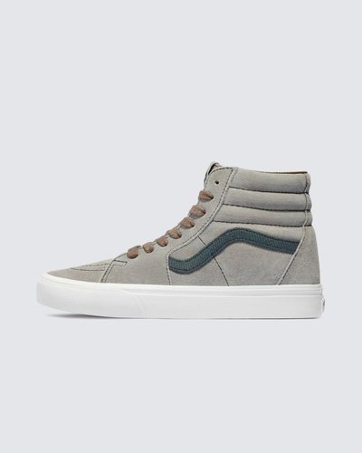O lendário tênis de cano alto da Vans é considerado um divisor de águas desde o seu lançamento em 1978. O Sk8-Hi impactou ao ser o primeiro tênis de cano alto para skate a entrar em cena. Com um toque "Off The Wall", o Tênis Sk8-Hi Corduroy Moon Rock de cano alto apresenta cabedal em camurça e lona resistente. Com fechamento por amarração em cadarços, ele traz a icônica Sidestripe Vans nas laterais. O tênis possui o cabedal acolchoado com biqueiras reforçadas, proporcionando mais conforto e firmeza a cada passo. Apresenta heeltab do skate tradicional com inscrição Vans em “Drop V” e “Off The Wall” aplicada no calcanhar, etiqueta tecida na lingueta e etiqueta tecida em Checkerboard aplicada na lateral da Sidestripe. A entressola ameniza o impacto e a palmilha se molda adequadamente aos pés. Com solado em borracha vulcanizada em formato waffle - exclusividade Vans - com função antiderrapante, que proporciona maior aderência ao caminhar.