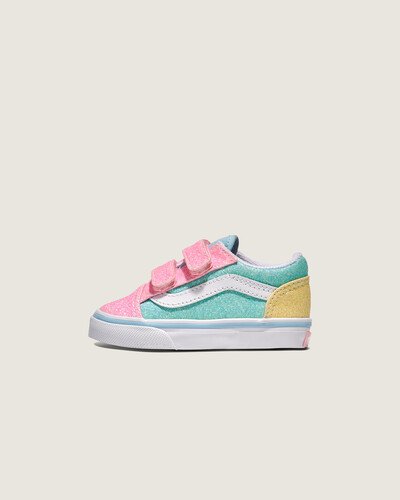Ícone SideStripe™ com recursos fáceis para crianças

O sapato infantil Old Skool V Glitter traz o icônico Sidestripe™ e o estilo atemporal da Vans para os pezinhos. Projetado com durabilidade e conforto em mente, possui fechos de velcro para fácil colocação e retirada, tornando-o perfeito para crianças prontas para explorar. Um verdadeiro clássico, reinventado para a próxima geração.