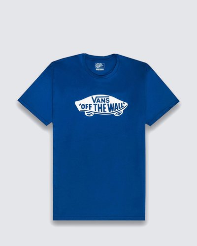 Fique “Off The Wall” em todas as ocasiões. Uma combinação autêntica e criativa do LifeStyle Vans para composições casuais e esportivas. A Camiseta Style 76 Ss Tee True Blue de manga curta é confeccionada em 100% algodão, com estampa frontal em silk à base d’água, com assinatura Vans em “Drop V” e “Off The Wall” dentro do icônico skate, centralizado na altura do peito. O modelo possui corte mais ajustado ao corpo, gola canelada e costura reforçada nos ombros, com aplicação de etiqueta Vans na manga. Com estilo clássico, a camiseta carrega a atitude Vans para todas as suas composições.