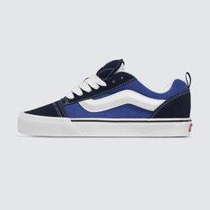 Um estilo “volumoso” típico dos anos 90 que foi inspirado no tênis de cano baixo da Vans. O Knu Skool é a interpretação contemporânea de um estilo clássico dos anos 90, caracterizado por sua lingueta volumosa e Sidestripe Vans moldada em 3D, com acabamento marcado por cadarços oversized e robustos. Com perfil marcante e detalhes em estilo dramático, o Tênis Knu Skool Navy True White brinca com o original Old Skool enquanto mescla um ícone do passado com as tendências do presente.