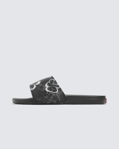 Deslize no conforto com o Chinelo Slide-On Floral Stain Abyss. Com inspiração no solado vulcanizado dos clássicos Vans, o chinelo slide-on apresenta silhueta com uma tira larga em nobuck sintético com estampa floral icônica e assinatura Vans em “Drop V”. Com forro de borracha macia e tecido elástico, o modelo possui palmilhas UltraCush super macias que incluem suporte de arco embutido e as solas waffle UltraCush™ Lite injetadas com leveza, flexibilidade e durabilidade. Esse modelo vai te acompanhar na correria de um dia inteiro. A assinatura “Vans Off The Wall” é aplicada na heeltab do calcanhar.