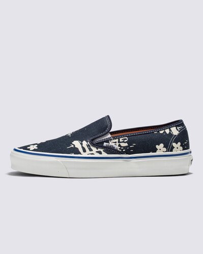 Nesta estação, a Vans Anaheim Factory celebra o nascimento da Vans com um tema náutico. Em homenagen à época que antecede a descoberta da Vans pelos skatistas, o Slip-On 48 Deck DX canaliza os antigos calçados náuticos com uma silhueta desconstruída e estampa floral tropical atemporal.

Oferecendo conforto modernizado com palmilhas Ortholite® atualizadas, este calçado casual sem cadarço também apresenta detalhes reminiscentes como o número do estilo original, faixa de contorno mais brilhante, peso original do forro perfurado e detalhes elásticos nas laterais. Este calçado clássico com cadarço é feito com cabedal de tecido de inspiração vintage para completar o visual.

• Número de estilo original 
• Silhueta de calçado náutico desconstruído
• Cabedal de tecido de inspiração vintage
• Palmilhas Ortholite®
• Faixa de contorno mais brilhante
• Detalhes elásticos nas laterais
• Sola de borracha waffle exclusiva.Aproveite a Black Friday Vans e adquira já seu novo produto Off The Wall