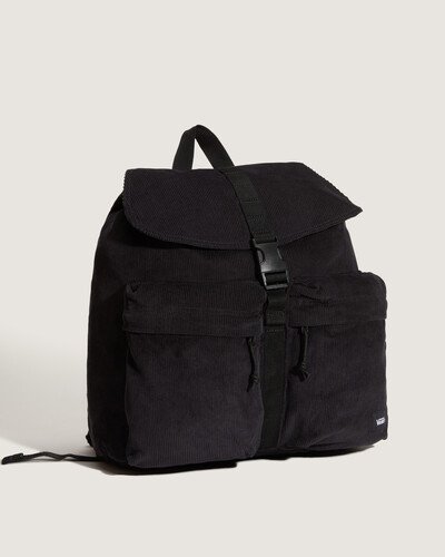 A Mochila Scatter Black mantém tudo organizado sem volume. Uma mochila compacta, com porta-chaves. Projetada para transporte - com armazenamento inteligente no interior - o modelo apresenta cordão e fecho superior com clipe, mantendo seus itens em segurança. Possui um bolso oculto para guardar celular e um clipe para chaves, que proporcionam organização e fácil acesso. Seja para viajar ou se deslocar com pouca bagagem, esta mochila foi projetada para ser eficiente.