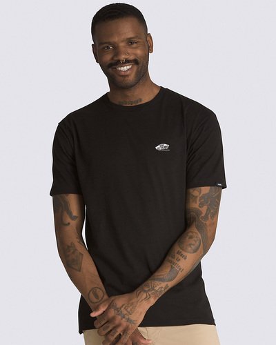 Clássico Vans é atemporal. Autenticidade “Off The Wall” na essência. Um visual tradicional que nunca sai de moda. A Camiseta Ss Black é icônica e não passa despercebida. De silhueta clássica com corte mais ajustado ao corpo, a camiseta masculina de manga curta Vans é confeccionada em algodão fio 20.1. Apresenta estampa frontal icônica com assinatura Vans com o skate e inscrição “Off The Wall” na altura do peito, no lado esquerdo, em silk à base d’água. Perfeita para todos os momentos.