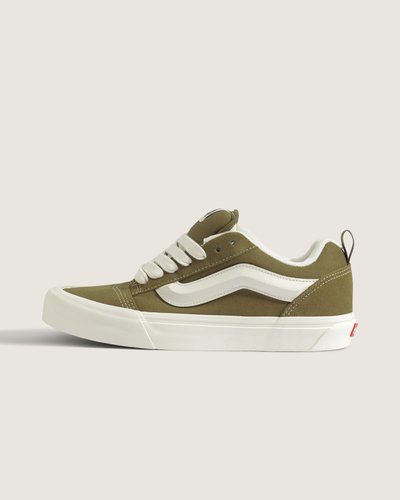 O Tênis Knu Skool Color Theory Olive Brown traz o legado autêntico da Vans com construção vulcanizada e cabedal em couro combinado a detalhes em tecido listrado. Solado em borracha proporciona tração e durabilidade, enquanto o colarinho acolchoado oferece conforto e suporte. Design pensado para flexibilidade e resistência, com acabamento que valoriza expressão e atitude descontraída, mantendo os elementos técnicos e construtivos que marcaram a história da Vans..