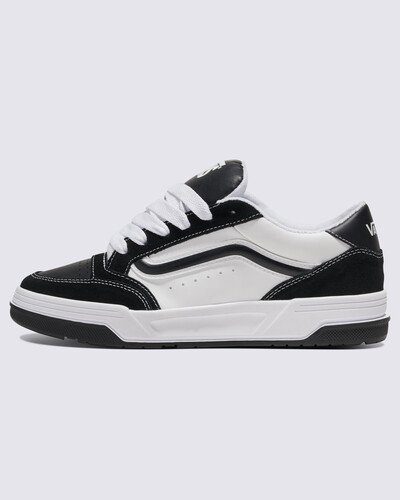 Passado e presente se cruzam com esse tênis inspirado no Y2K. O Hylane é um tênis inspirado no skate Y2K que reinterpreta a silhueta Upland de 1999. Cenas do passado coexistem com detalhes de design elevados, como a sidestripe brilhante em 3D e logotipos bordados, enquanto a postura robusta e a língua de skate fofa proporcionam uma aparência retrô. Terminado com uma construção cupsole com uma textura em “V” entrelaçada exclusiva, o Tênis Hylane Black White transforma uma estética vintage no guarda-roupa essencial de hoje.