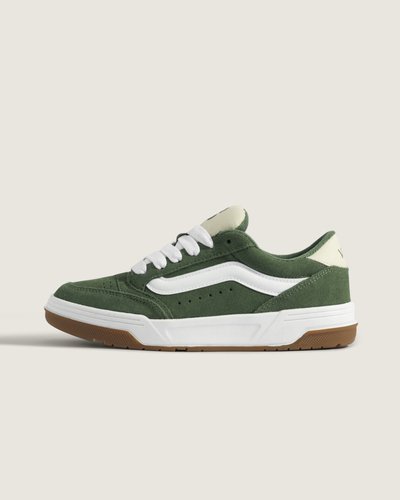 Sempre em alta. Inspirado nos estilos de skate do início dos anos 2000, com um perfil bufante e detalhes oversized. O Hylane é um tênis inspirado no skate Y2K que reinterpreta nossa silhueta Upland de 1999. O Tênis Hylane 2-tone Khaki Green traz referências do passado que  coexistem com detalhes de design sofisticados, como a Sidestripe 3D brilhante e logotipos bordados, enquanto a estrutura robusta e a língua de skate bufante proporcionam um visual e sensação retrô. Com uma entressola com textura exclusiva em V entrelaçado, o Hylane transforma uma estética old school em um item essencial do guarda-roupa atual.