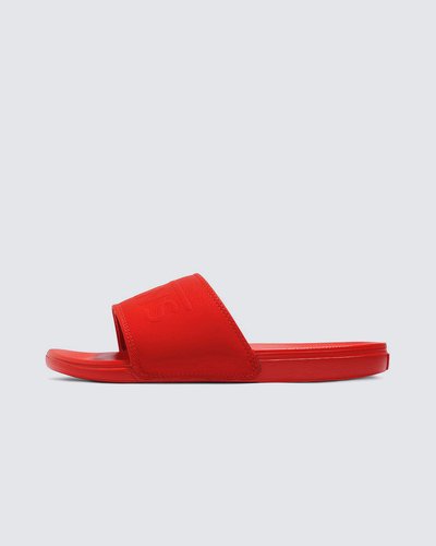 Deslize no conforto com o Chinelo Slide-On Fiery Red. Com inspiração no solado vulcanizado dos clássicos Vans, o chinelo slide-on apresenta silhueta com uma tira mais larga em nobuck sintético vermelho, com assinatura Vans em “Drop V”. Com forro de borracha macia e tecido elástico, o modelo possui palmilhas UltraCush super macias que incluem suporte de arco embutido e as solas waffle UltraCush™ Lite injetadas com leveza, flexibilidade e durabilidade. Esse modelo vai te acompanhar na correria de um dia inteiro. Com assinatura “Vans Off The Wall” aplicada na heeltab do calcanhar.