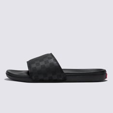 Deslize no conforto com o Chinelo Slide-On Black Black. Com inspiração no solado vulcanizado dos clássicos Vans, o chinelo slide-on apresenta silhueta com uma tira larga em nobuck sintético preto com a icônica estampa em checkerboard da Vans. Com forro de borracha macia e tecido elástico, o modelo possui palmilhas UltraCush super macias que incluem suporte de arco embutido e as solas waffle UltraCush™ Lite injetadas com leveza, flexibilidade e durabilidade. Esse modelo vai te acompanhar na correria de um dia inteiro. O logo “Vans Off The Wall” é aplicado na heeltab do calcanhar.